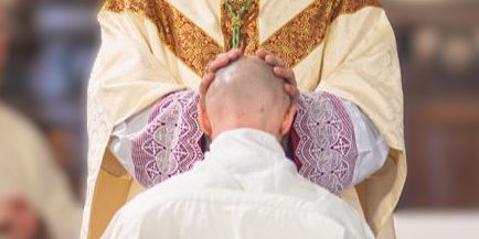 ordinationsdiaconalesetsacerdotalesjanvier2024 7 2 arriere flou ordinationsdiaconalesetsacerdotalesjanvier2024 7 2 arriere flou